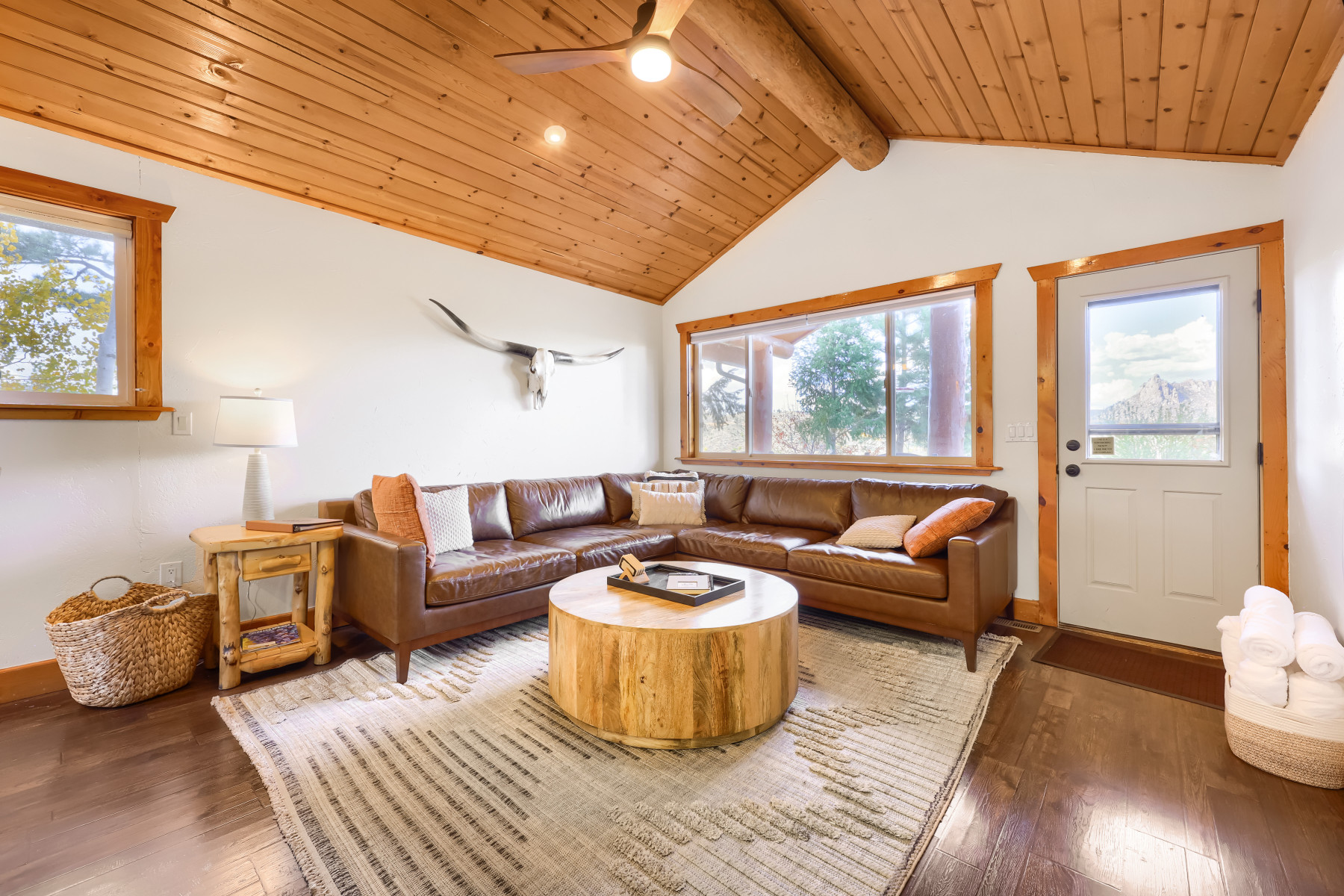 wilderness cabin living room photo 18