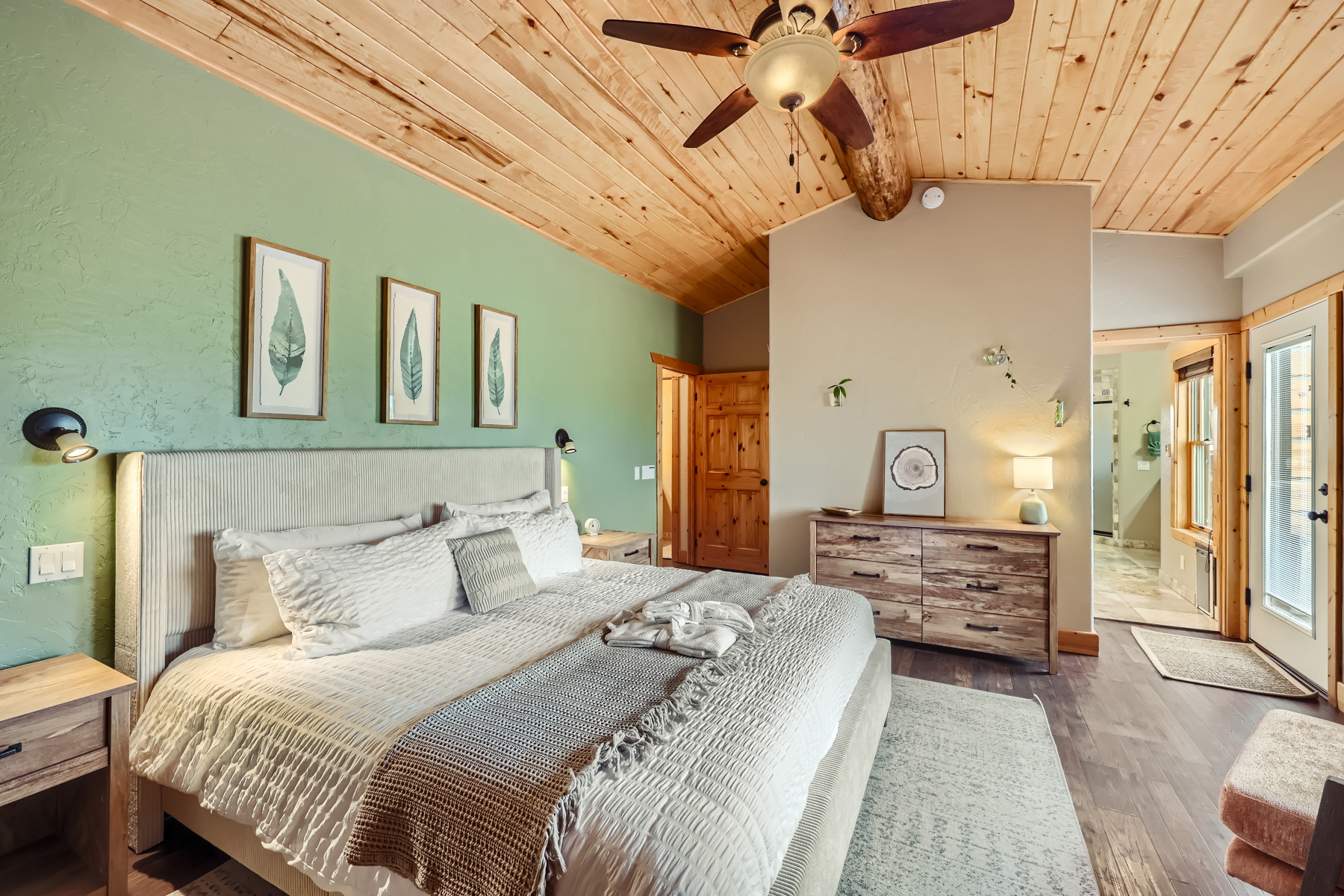 owl's perch primary bedroom photo 2