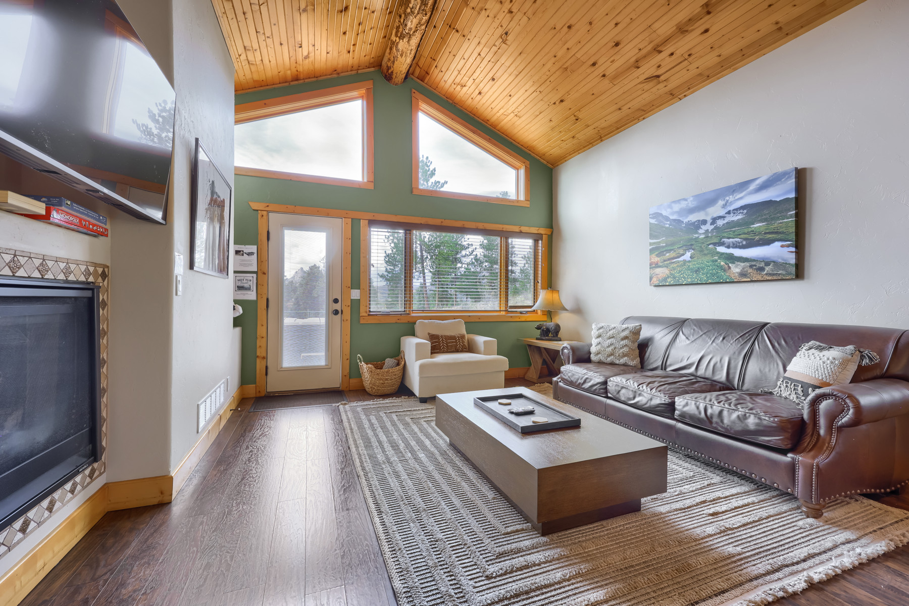 bear den cabin living room photo 15