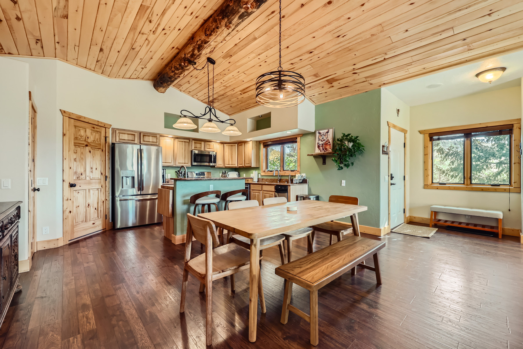 owl's perch dining room and kitchen photo 3