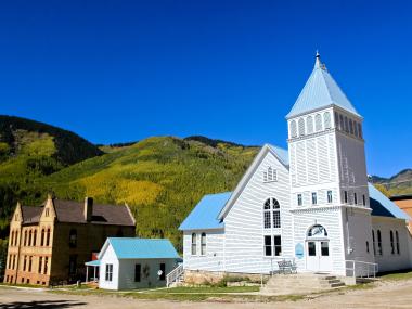 A quiet street in a pastoral Colorado town