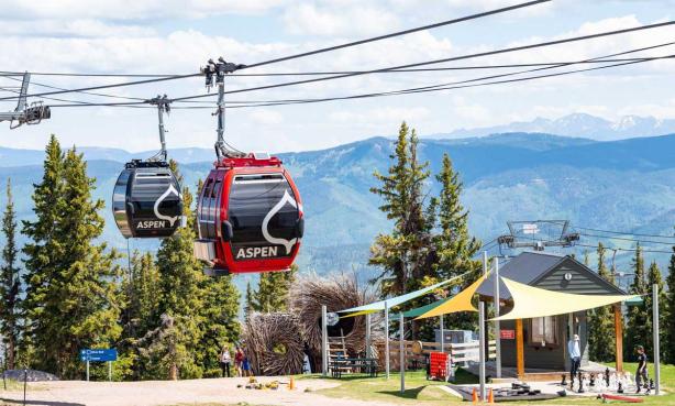 Mountain gondola lift
