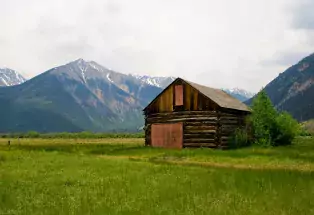 Old cabin near Twin Lakes