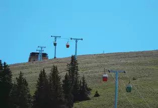 Leisurely rides to stunning views on the Monarch Crest Tramway