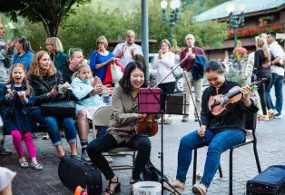 Two violinists entertaining guests in Aspen