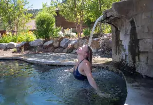 Mineral-water soaking pool with waterfall